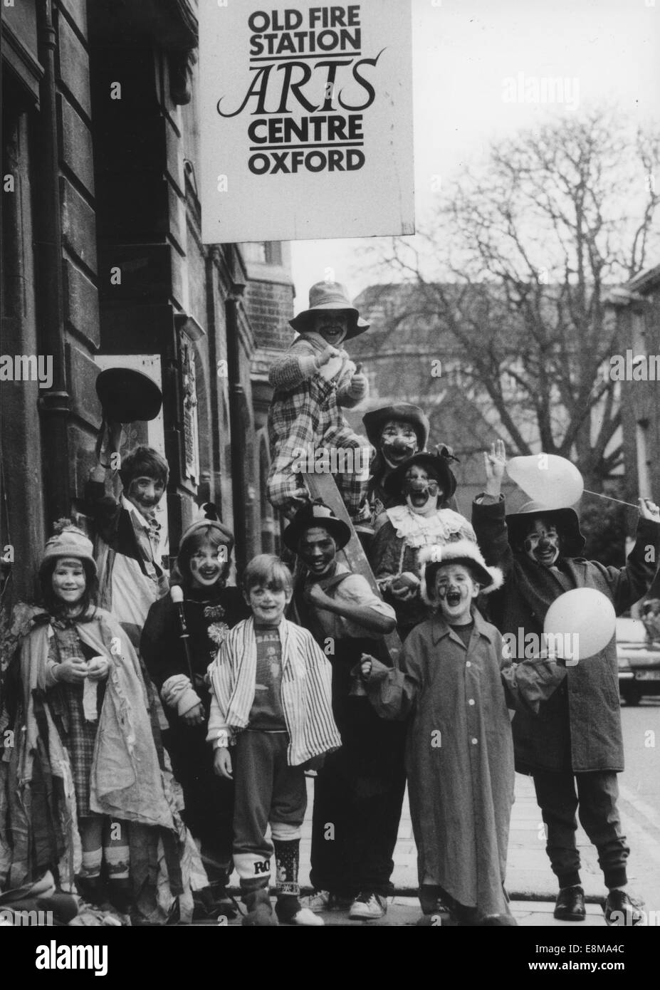 Denken Sie daran, wenn durch Annabal Bagdi <10jan1986>> Jugendliche genossen Clownerie um bei einem Winter-Workshop im Januar 1986. Ca. 30 Kinder zwischen fünf und 15 nahmen an einer dreitägigen Veranstaltung im George StreetÕs Oxford Bereich Arts Centre. Kinder bei der c</10jan1986> Stockfoto