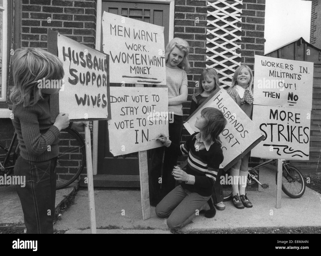 Denken Sie daran, wenn durch Annabal Bagdi <9feb1999>> COWLEY Ehefrauen protestiert, nachdem ihre Ehemänner im Februar 1999 arbeitslos waren. Freunde Carol Miller und Margaret Whiffen <corr>> organisiert eine Demonstration vor der British Leyland-Fabrik. Sie waren supportin</corr> </9feb1999> Stockfoto