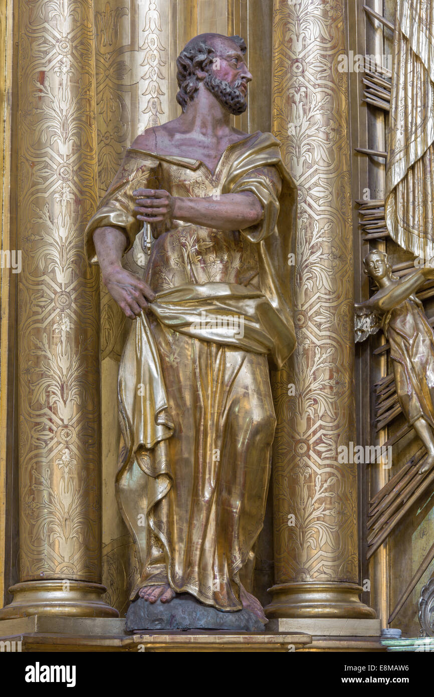 TRNAVA, Slowakei - 3. März 2014: Die polychrome Statue des Heiligen Petrus der Apostel in der Jesuiten-Kirche. Stockfoto