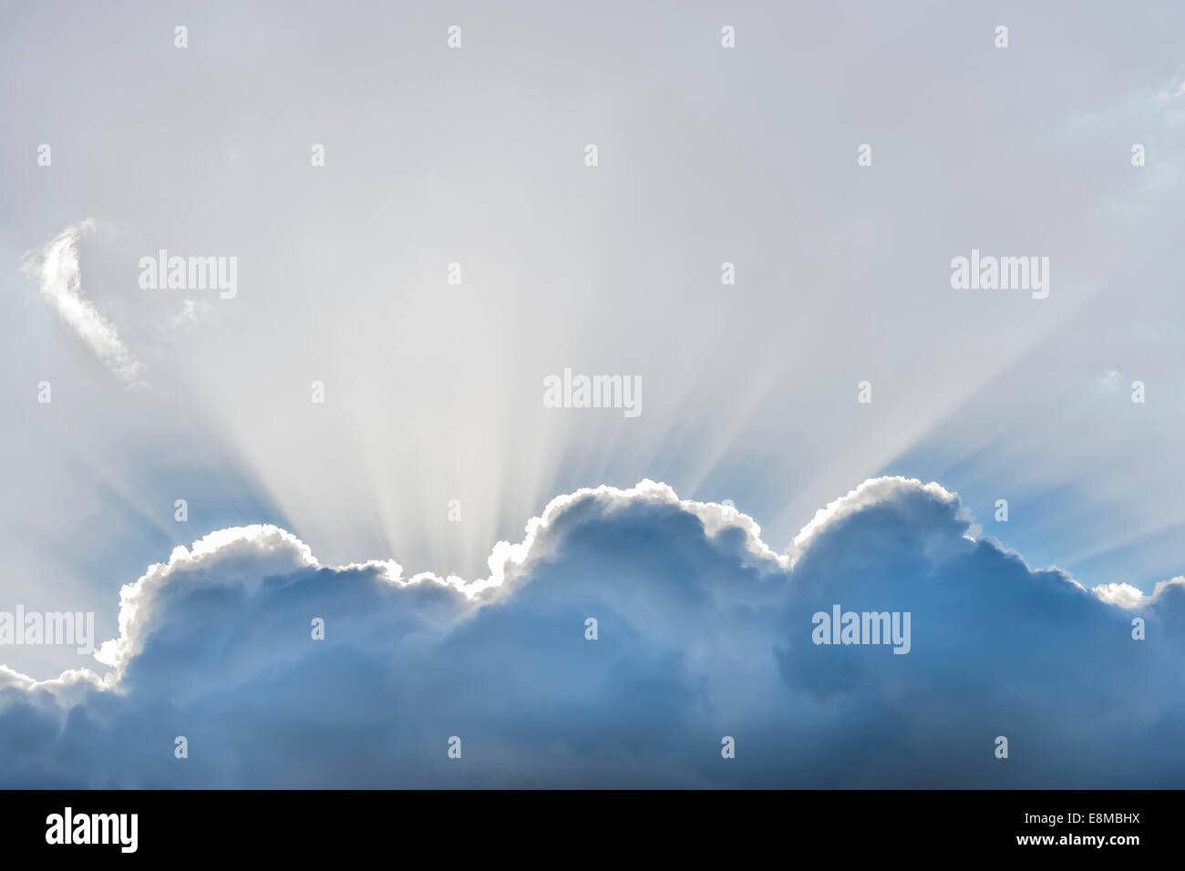 Bild von dramatischen Cloud mit Sonnenstrahlen am Himmel Stockfoto