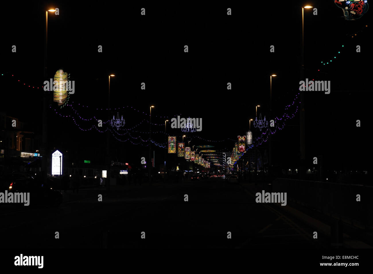 Nachtansicht, Blick nach Süden in Richtung Pleasure Beach Casino, "Verbleit Lights" Bilder zentralen Promenade Blackpool Illuminations Stockfoto