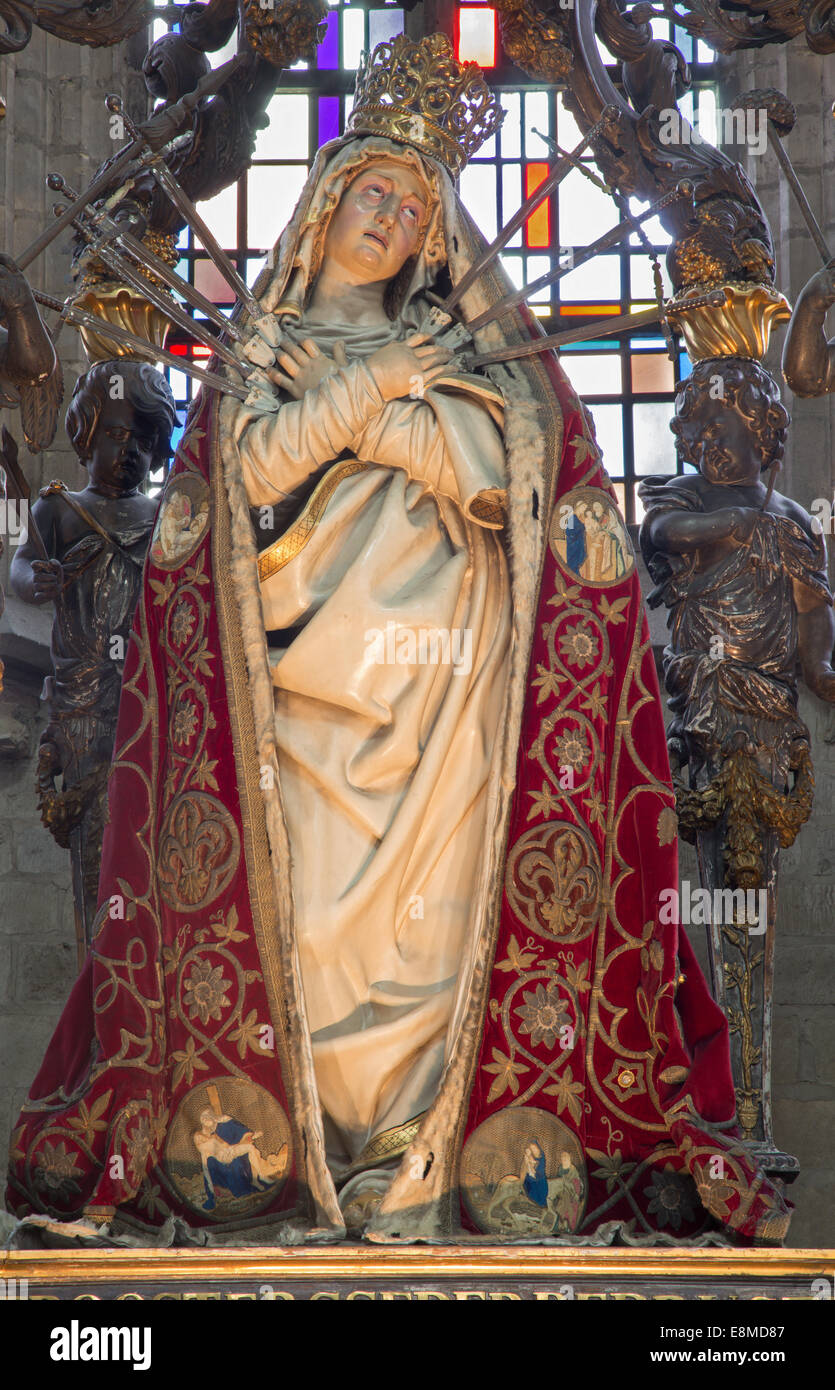 MECHELEN, Belgien - 14. Juni 2014: Die geschnitzte Statue von der Schmerzensreichen Jungfrau Maria mit dem Mantel in der Kirche unserer lieben Frau in de Dyle. Stockfoto