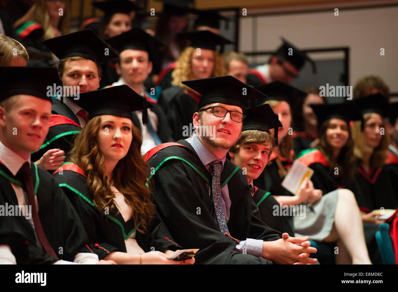 Studenten in ihren traditionellen Kleidern und Mörtel Bretter Abschluss am Abschlusstag Aberystwyth University, Wales UK 2014 Stockfoto