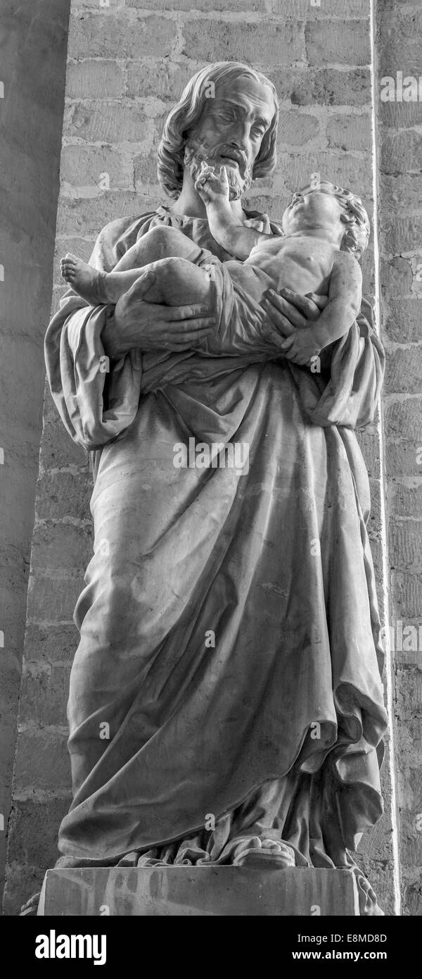 MECHELEN, Belgien - 14. Juni 2014: Die Statue des st. Jodeph in der Kirche unserer lieben Frau in de Dyle. Stockfoto