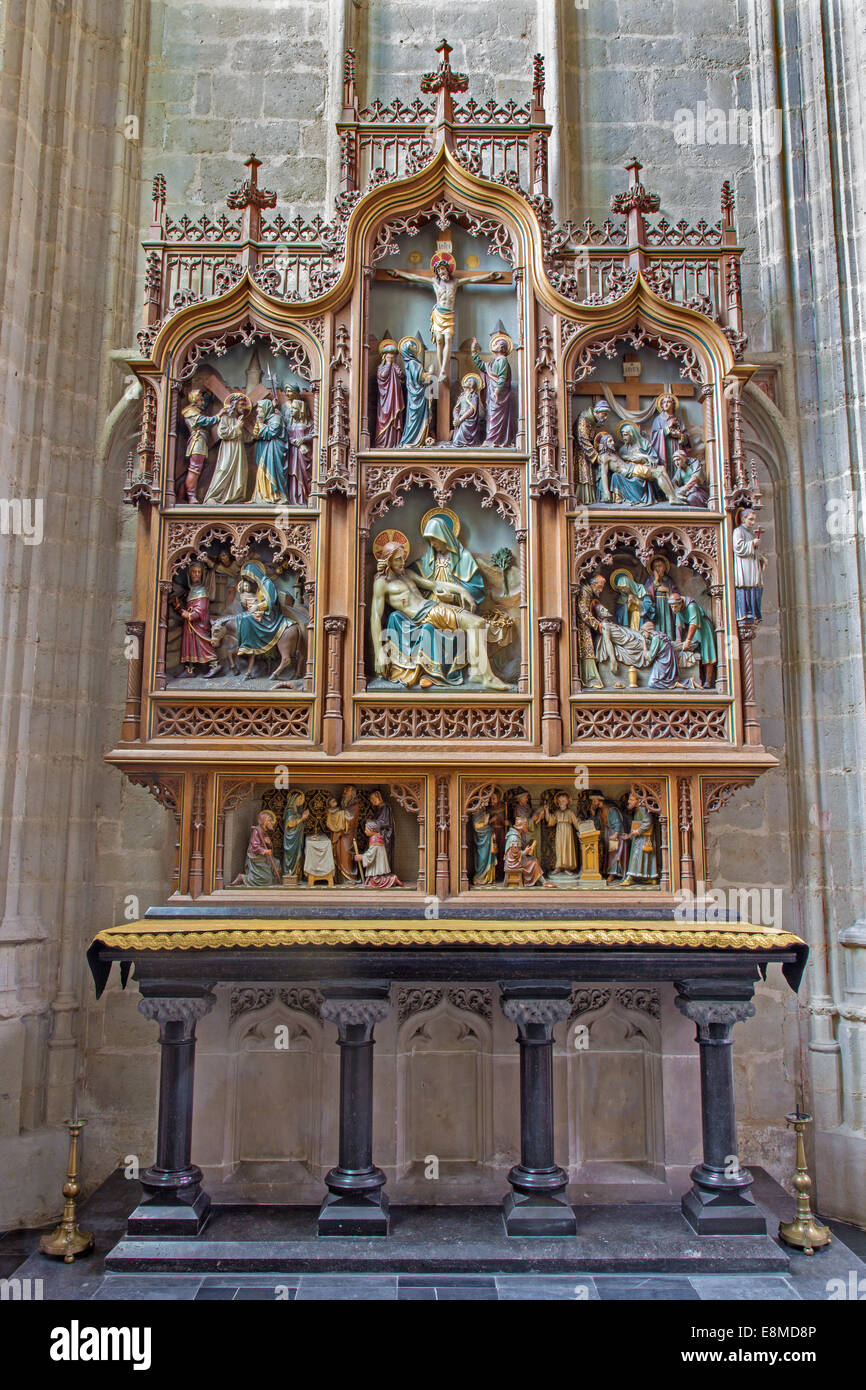 MECHELEN, Belgien - 14. Juni 2014: Nev gotische Seitenaltar der Kirche unserer lieben Frau in de Dyle. Stockfoto