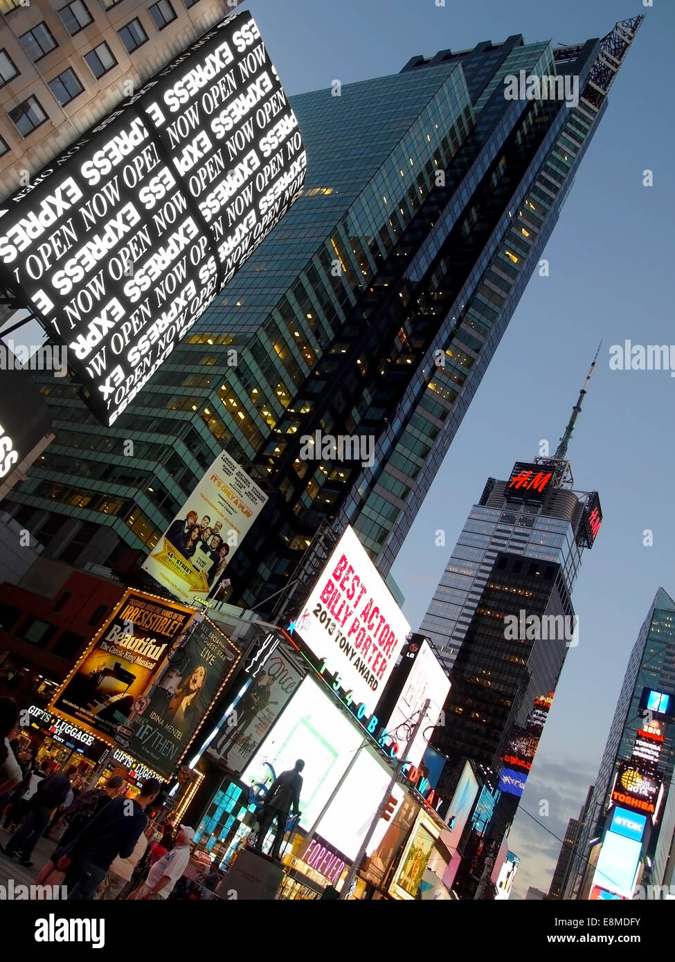 Eine Szene in New York City Times Square kippen vertikale Niederländisch Rahmen mit Lichtern und Wolkenkratzer in der Abenddämmerung. Stockfoto