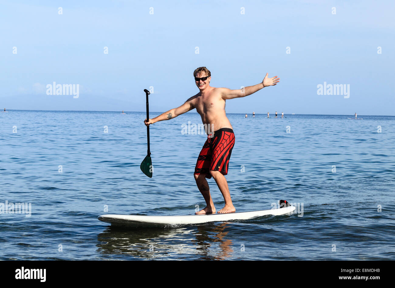 Mann Stand-up Paddeln in Wailea Beach auf Maui genießen Stockfoto