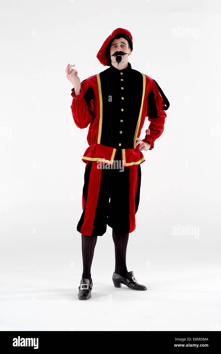 Mann in Komödie Kostüm gekleidet als historische Figur mit Ziegenbart, Hut  und Plus Vieren Stockfotografie - Alamy