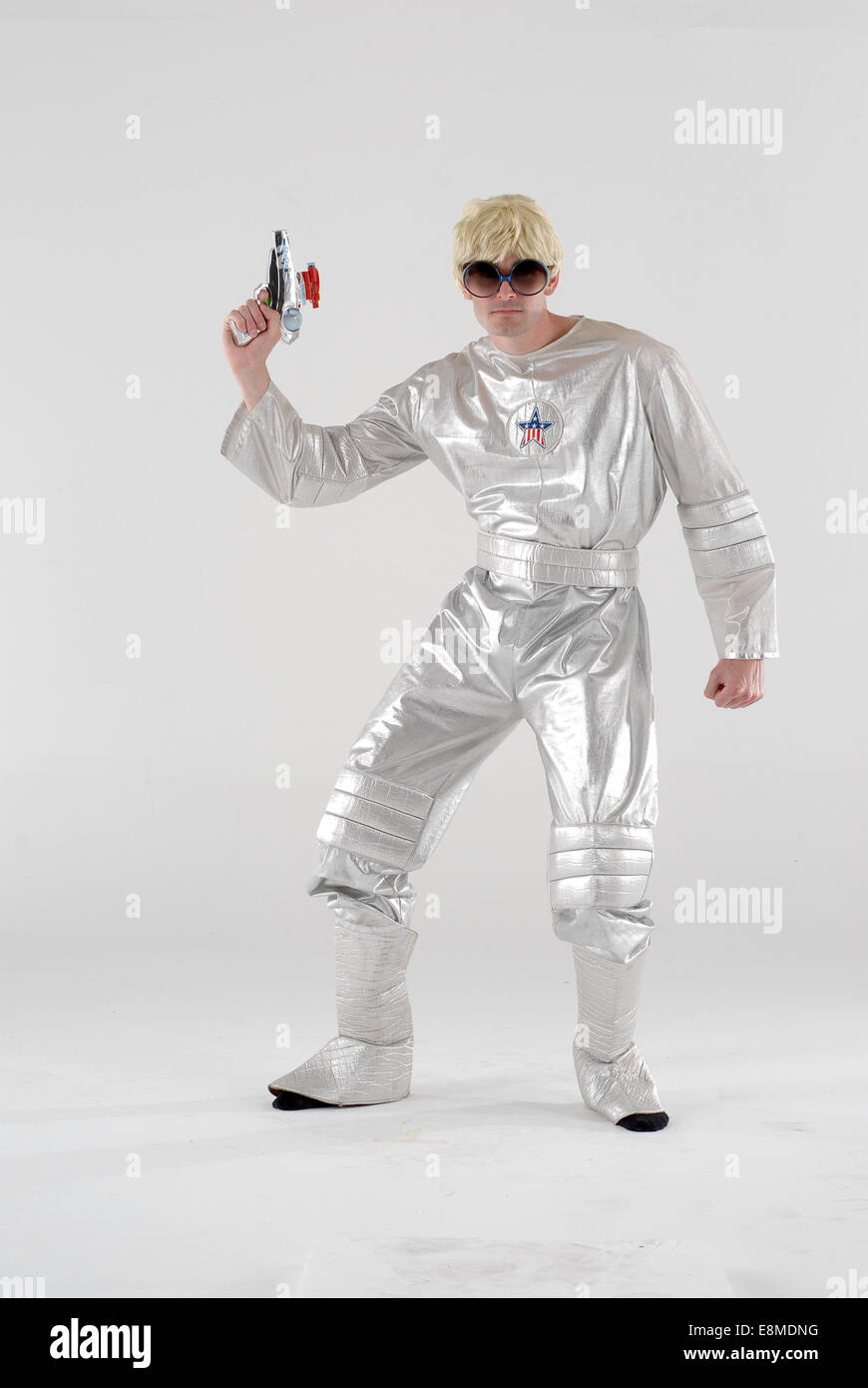 Mann in der Komödie Kostüm als ein 1960er Jahren futuristische Barbarella Spaceman outfit Stockfoto