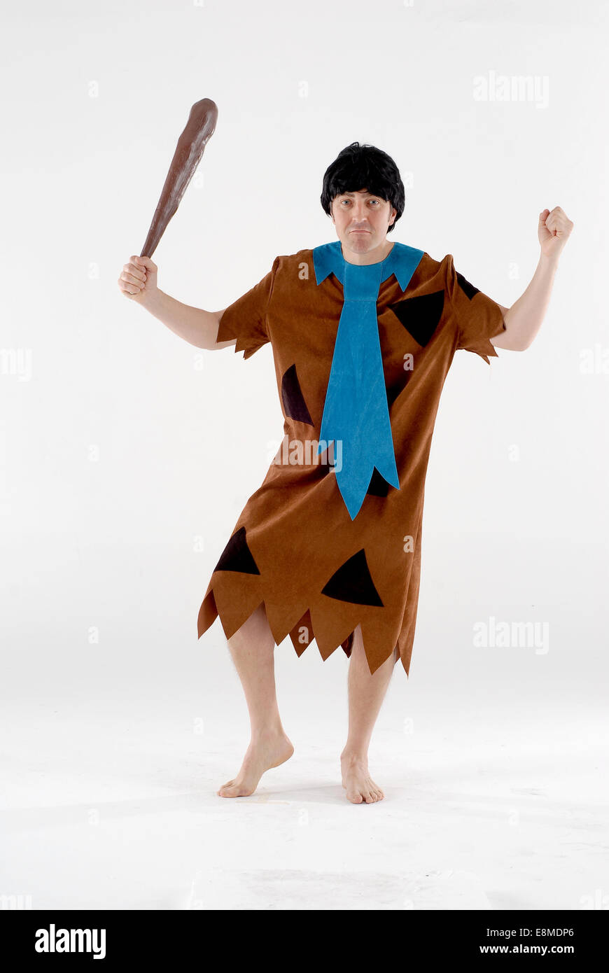 Mann in Komödie Kostüm als ein Höhlenmensch / Flintstone Charakter aus dem Zeichentrickfilm. Barney Rubble oder Fred Flintstone Stockfoto