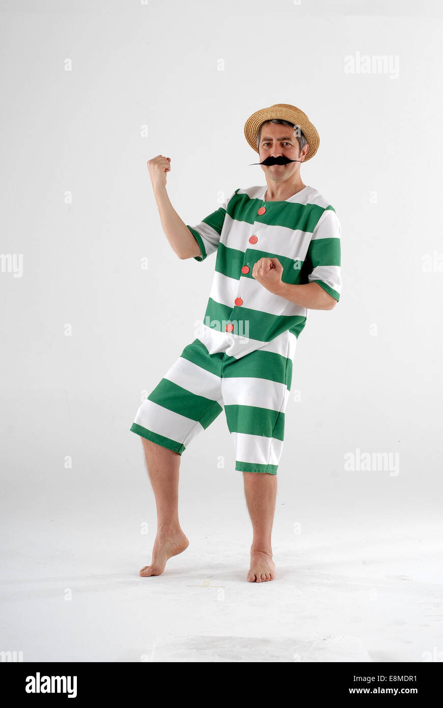 Mann in der Komödie Kostüm in einer viktorianischen alte altmodische Schwimmer mit richtigen Schwimmen outfit Stockfoto