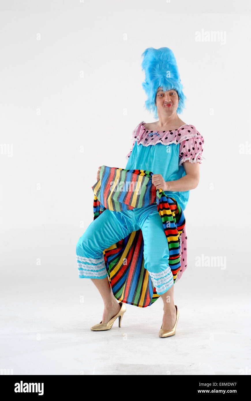 Mann in der Komödie Kostüm als eines der hässlichen Schwestern-Outfit von  Aschenputtel Pantomime, mit bunten Kleid und blauen Perücke Stockfotografie  - Alamy