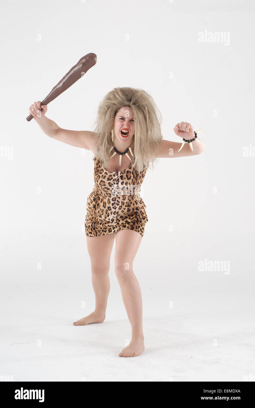 Woamn in Komödie Kostüm in einer Höhle Mädchen / Feuerstein outfit mit Perücke, Animal print Kleid & Club Stockfoto Woamn in Komödie Kostüm in einer Höhle Mädchen / Feuerstein outfit mit Perücke, Animal print Kleid & Club Stockfoto
