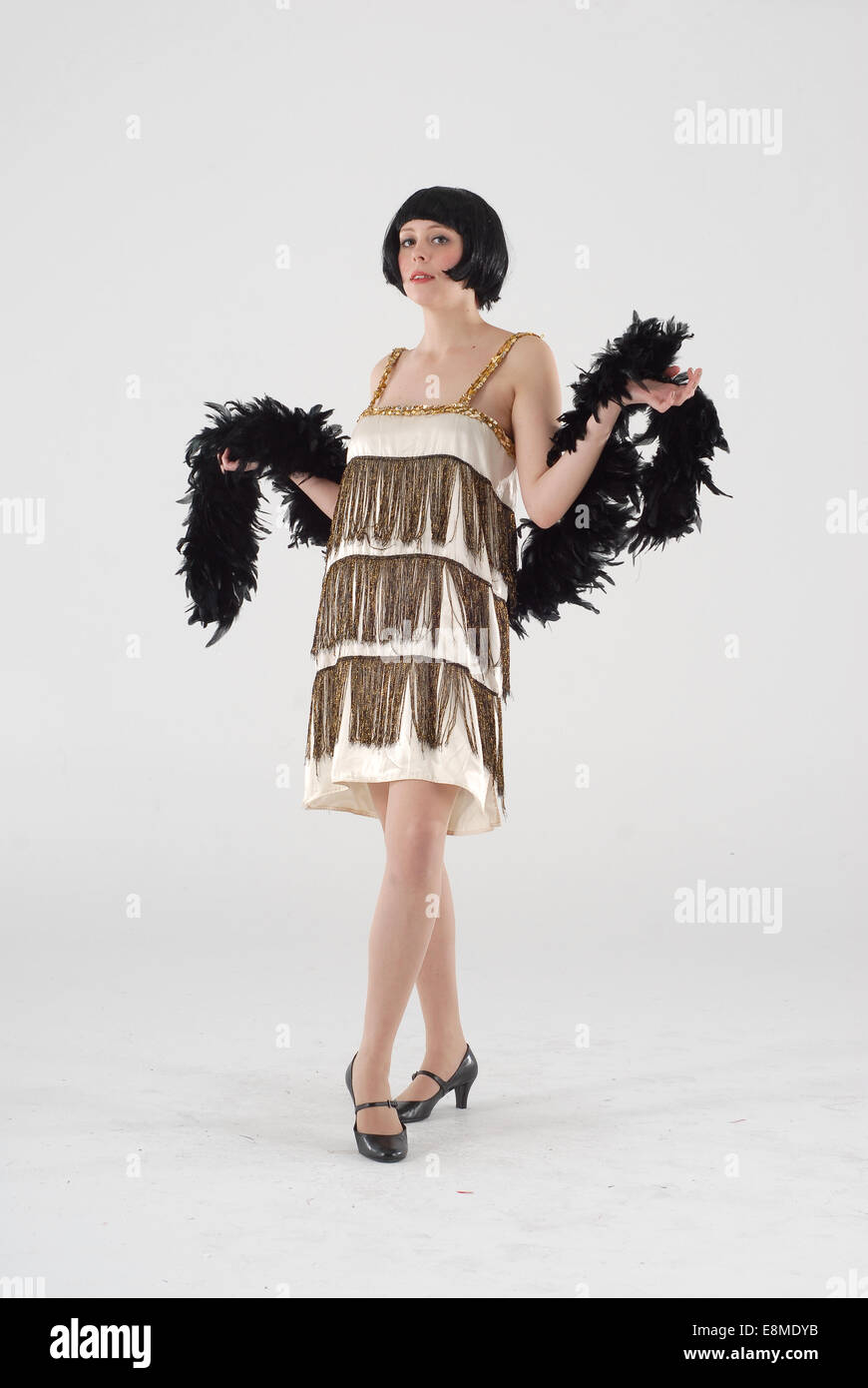 Frau In Der Komodie Kostum In Einem 1920er Jahre Flapper Mode Outfit Stockfotografie Alamy
