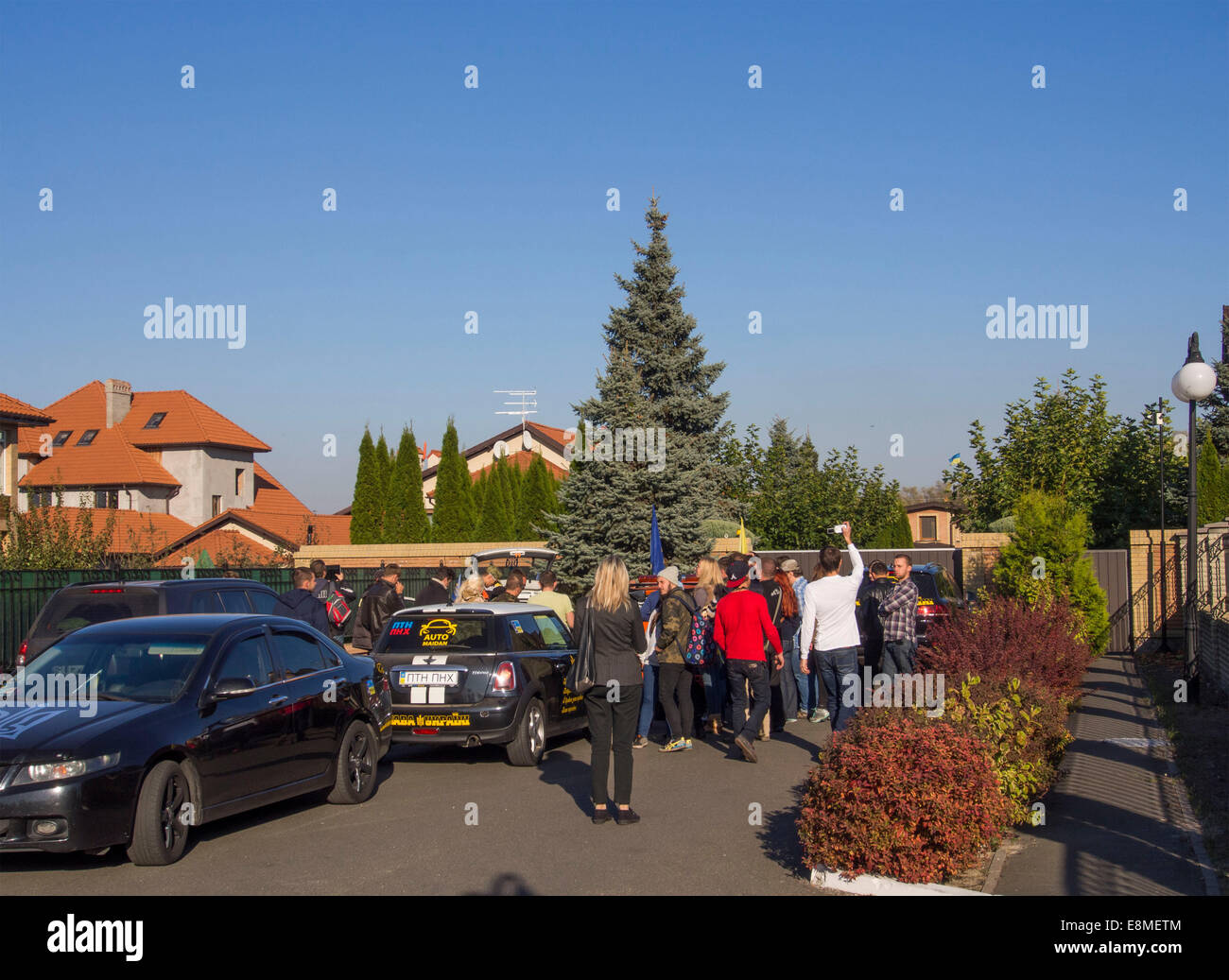 Ukraine. 10. Oktober 2014. AktivistInnen durchbrechen der Blockade der Sicherheit. Avtomaydan Aktivisten besuchten das Anwesen des Generalstaatsanwalts Vitalij Jeremi, wo sie eine vorsorgliche Maßnahme statt. Residenzen Generalstaatsanwalt ist in der Hütte "Zoloche." Avtomaydan nicht einigen über die Bedingungen für Transit oder Durchgang, so dass sie beschlossen, um das Tor zu fahren. Polizei versucht, die Bewegung des Autos auf die Spalte zu blockieren, aber es war vergeblich. Bildnachweis: Igor Golovnov/Alamy Live-Nachrichten Stockfoto