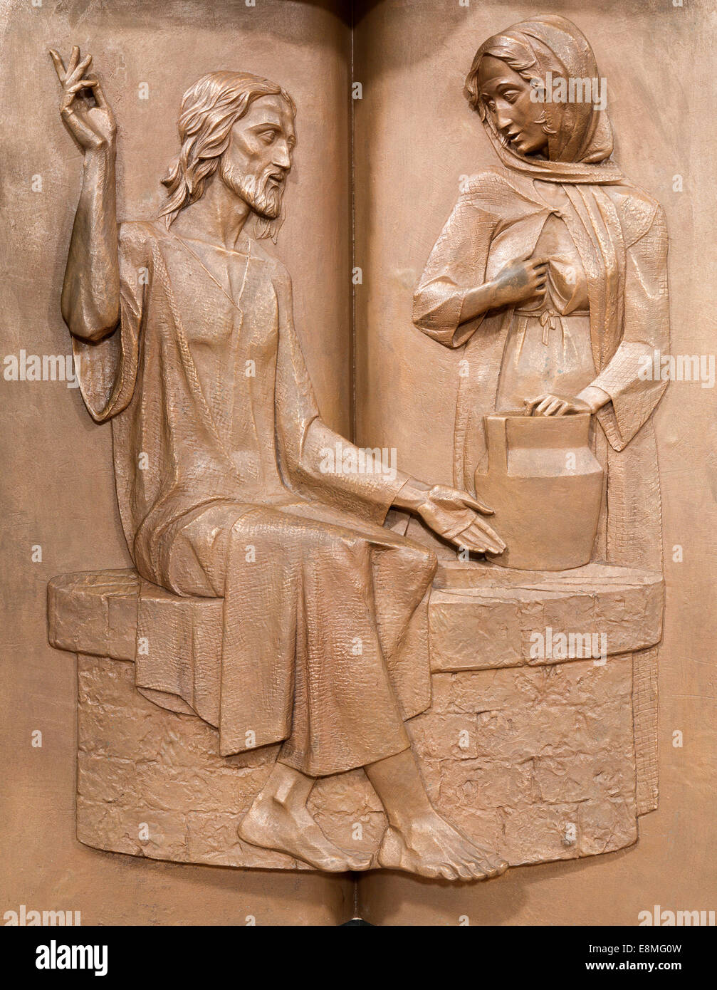 Padua - moderne Metall Relief in der Kirche Santa Maria dei Servi. Jesus und die Samariterin am Brunnen von R. Czemesini Stockfoto