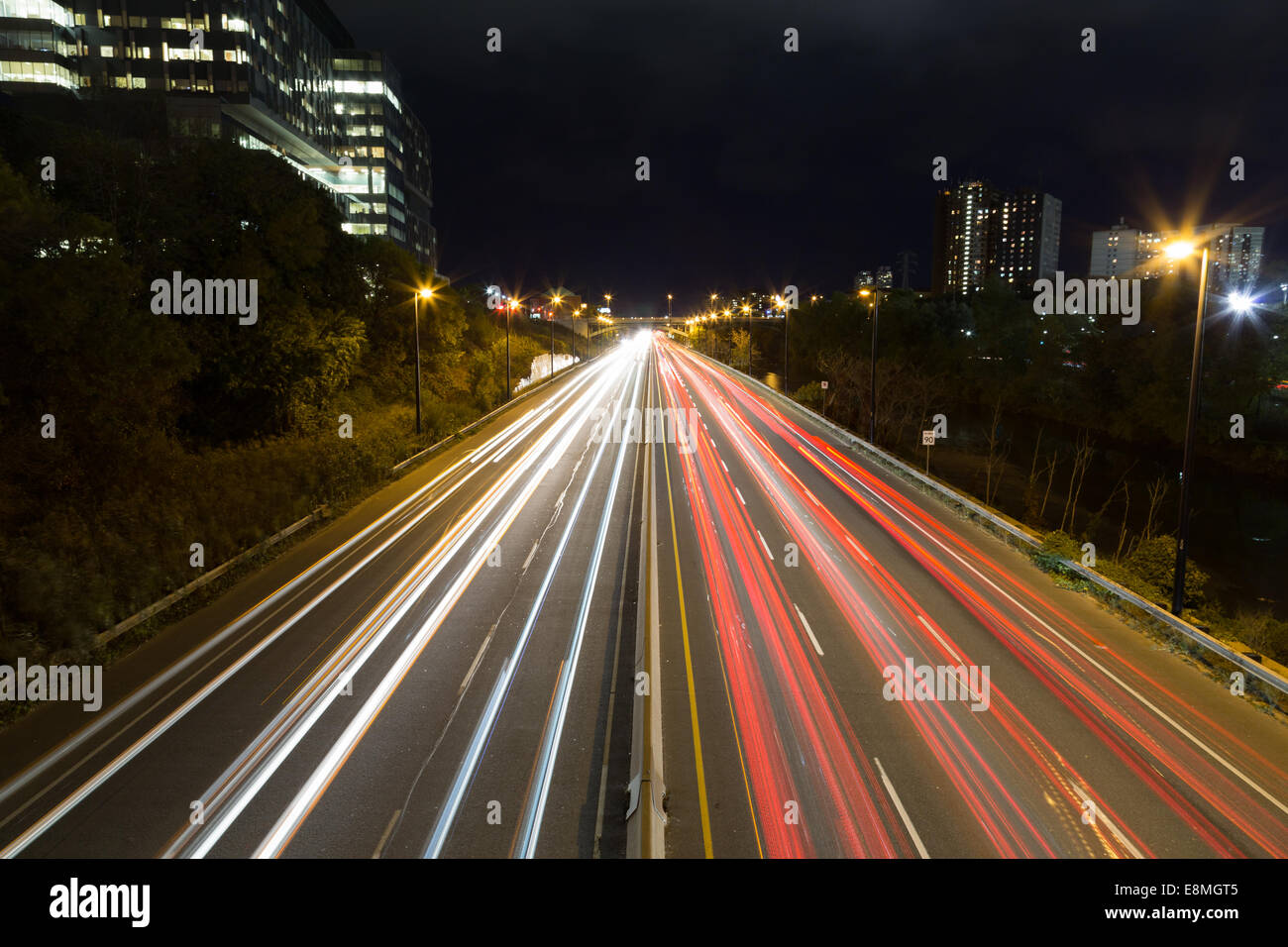 Lichtspuren auf einer Autobahn bei Nacht Stockfoto