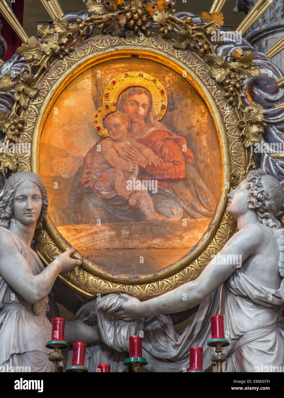 PADUA, Italien - 9. September 2014: Die Farbe der Madonna von Seitenaltar in der Kirche Basilica del Carmine von Stefano Dall'Arzere Stockfoto