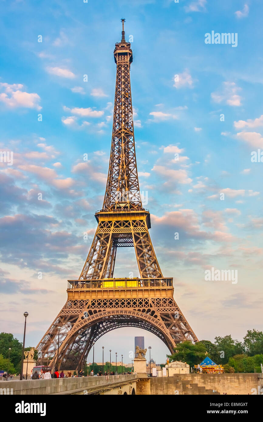 Eiffelturm am Abend Stockfoto