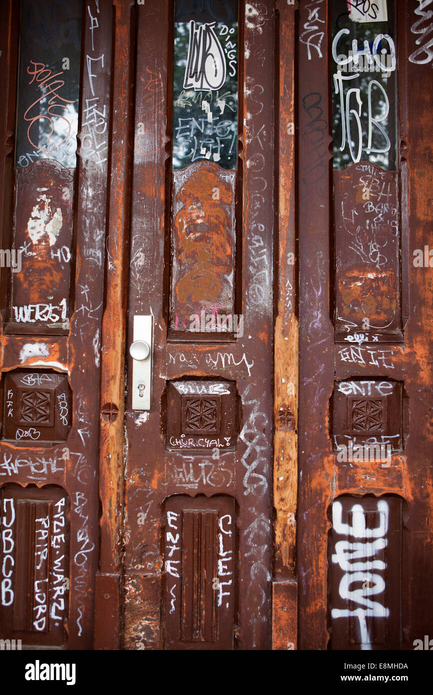 Hauseingang mit Graffiti, Linden, Hannover, Niedersachsen, Deutschland, Europa Stockfoto