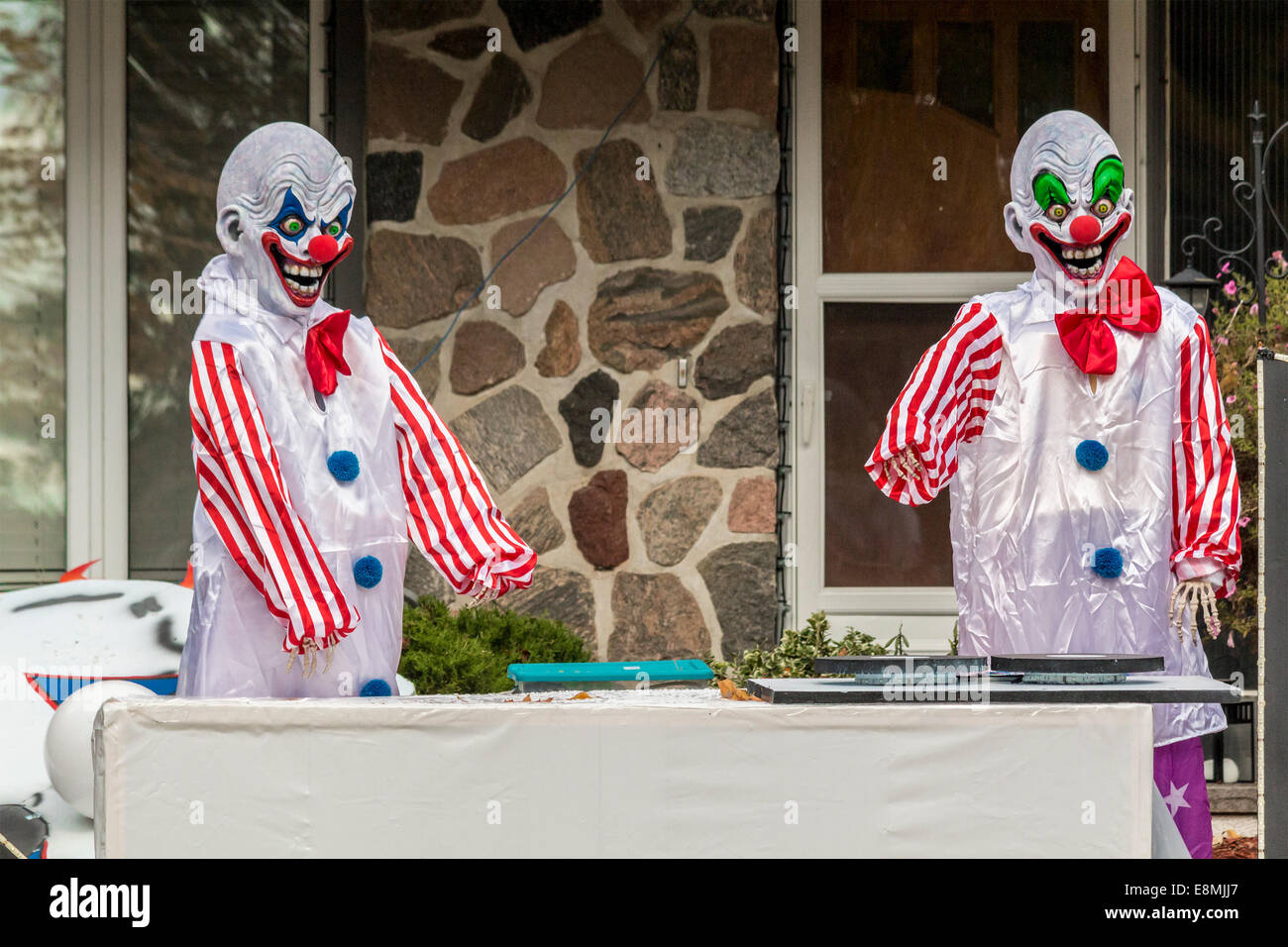 Zwei DiscJockey Skelett Clowns ein für Halloween Dekoration