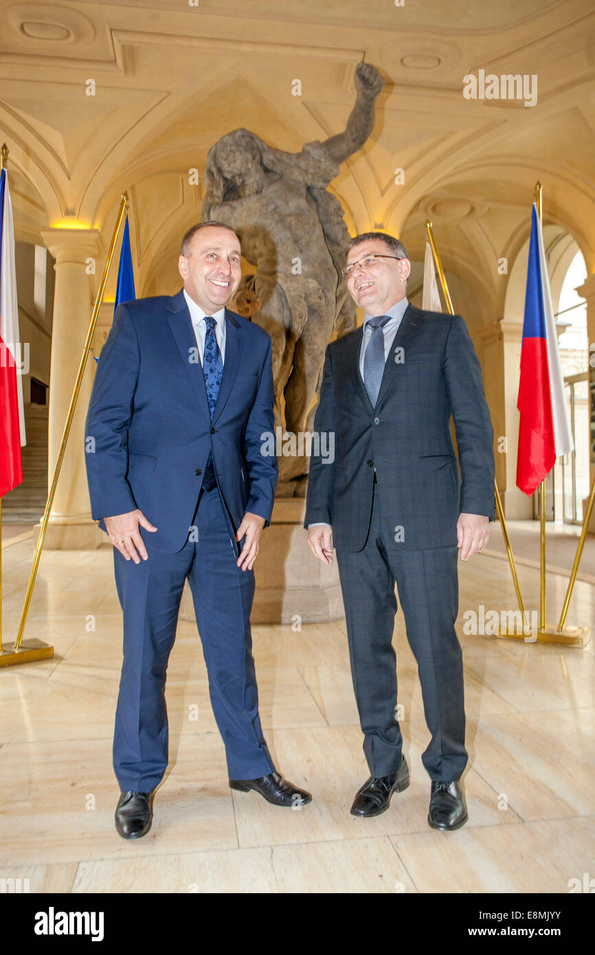 Prag, Tschechische Republik. 10. Oktober 2014 begrüßte tschechischen Minister für Foreign Affairs Lubomir Zaoralek (R) Grzegorz Schetyna, Minister von Außenpolitik von Polen, Czernin-Palast Stockfoto