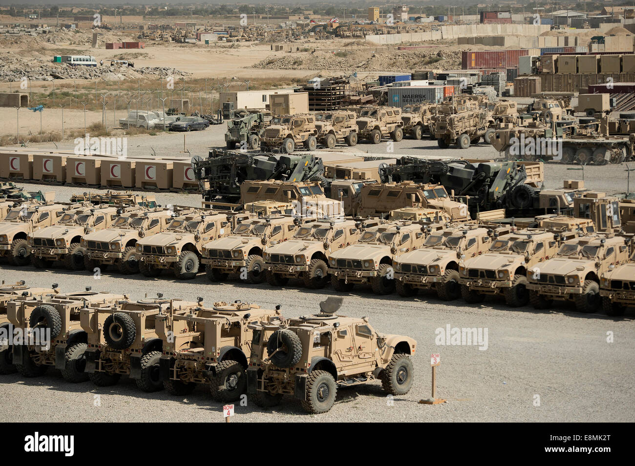 2. Oktober 2013 - füllen Reihen von schweren Fahrzeugen und Zubehör einen retrograden Hof bestimmt für den Versand am Camp Krieger, Bagram Ai Stockfoto