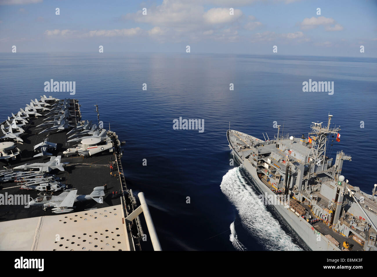 Mittelmeer, 29. Oktober 2013 - The Military Sealift Command schnell Kampfunterstützung Schiff USNS Rainier (T-AOE 7), Recht, Trans Stockfoto