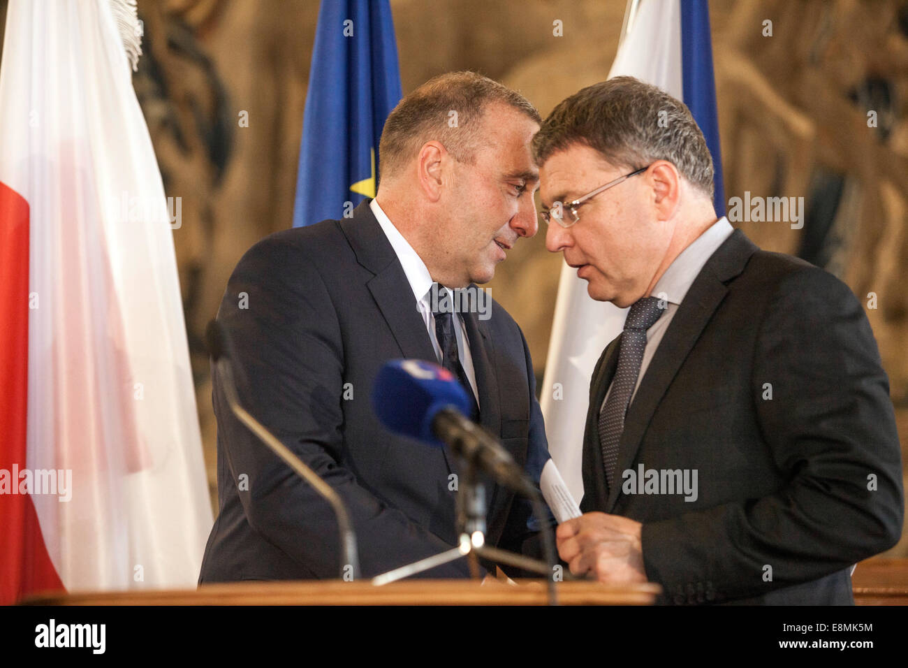 Prag, Tschechische Republik. 10. Oktober 2014 begrüßte tschechischen Minister für Foreign Affairs Lubomir Zaoralek (R) Grzegorz Schetyna, Minister von Außenpolitik von Polen, Czernin-Palast Stockfoto