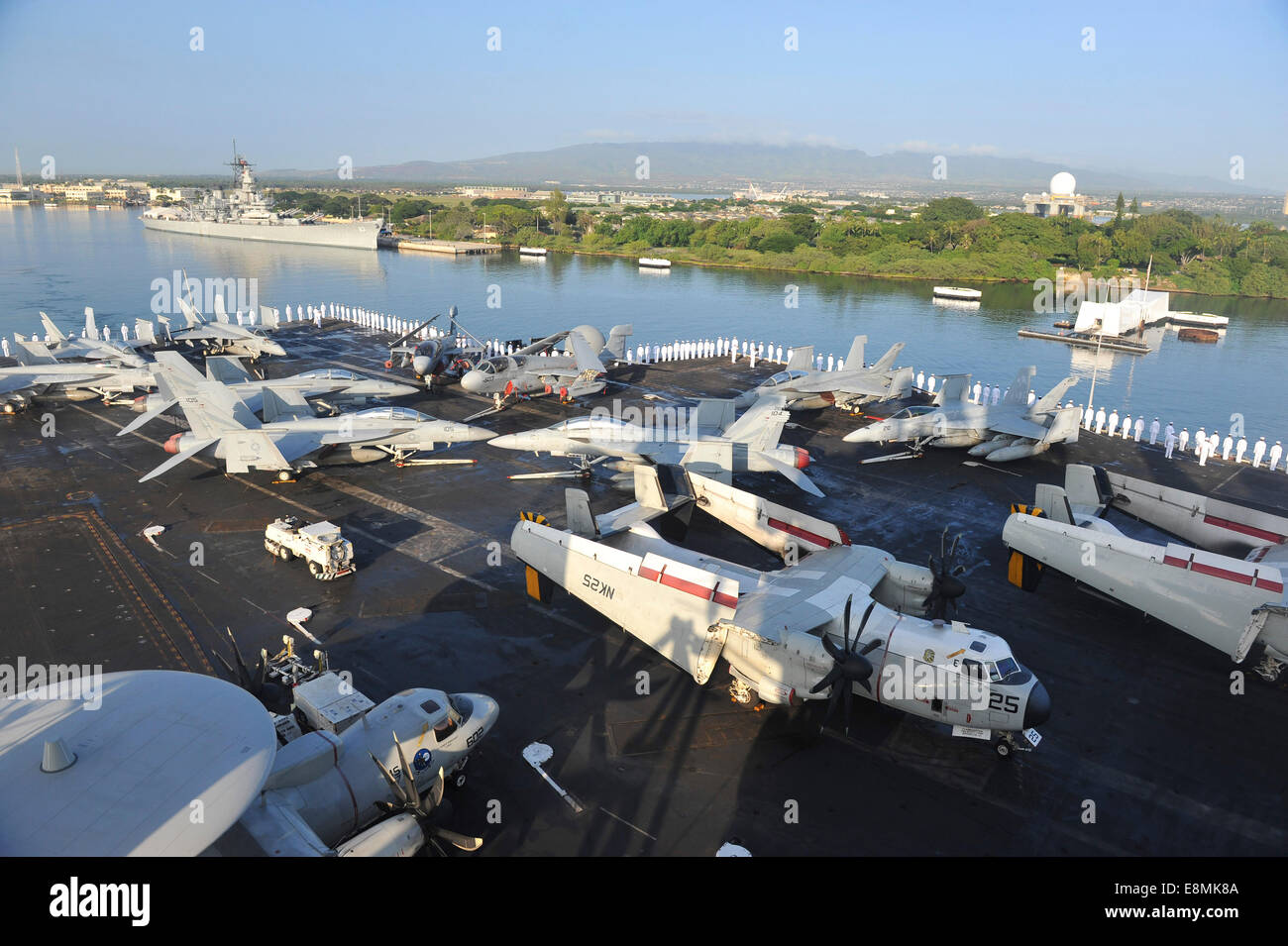 Pearl Harbor, render-3. Dezember 2013 - Segler Ehrungen an Bord des Flugzeugträgers USS Nimitz (CVN-68) das Schiff die Ba ehrt Stockfoto