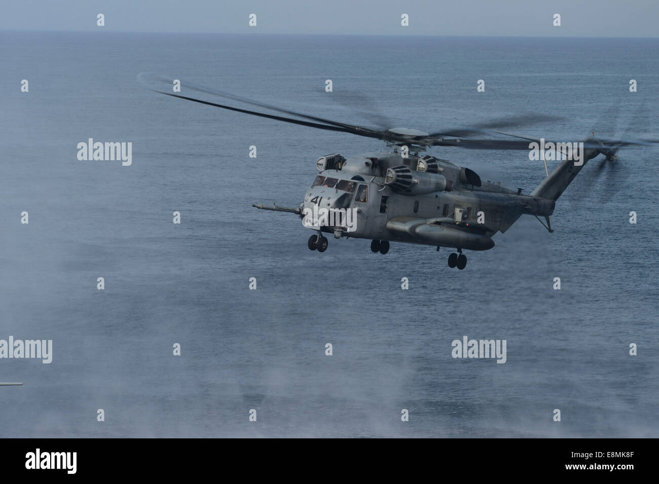 Atlantik, 5. Dezember 2013 - nähert sich ein CH-53E Super Stallion Dock amphibischen Transportschiff USS Mesa Verde (LPD-19). Stockfoto