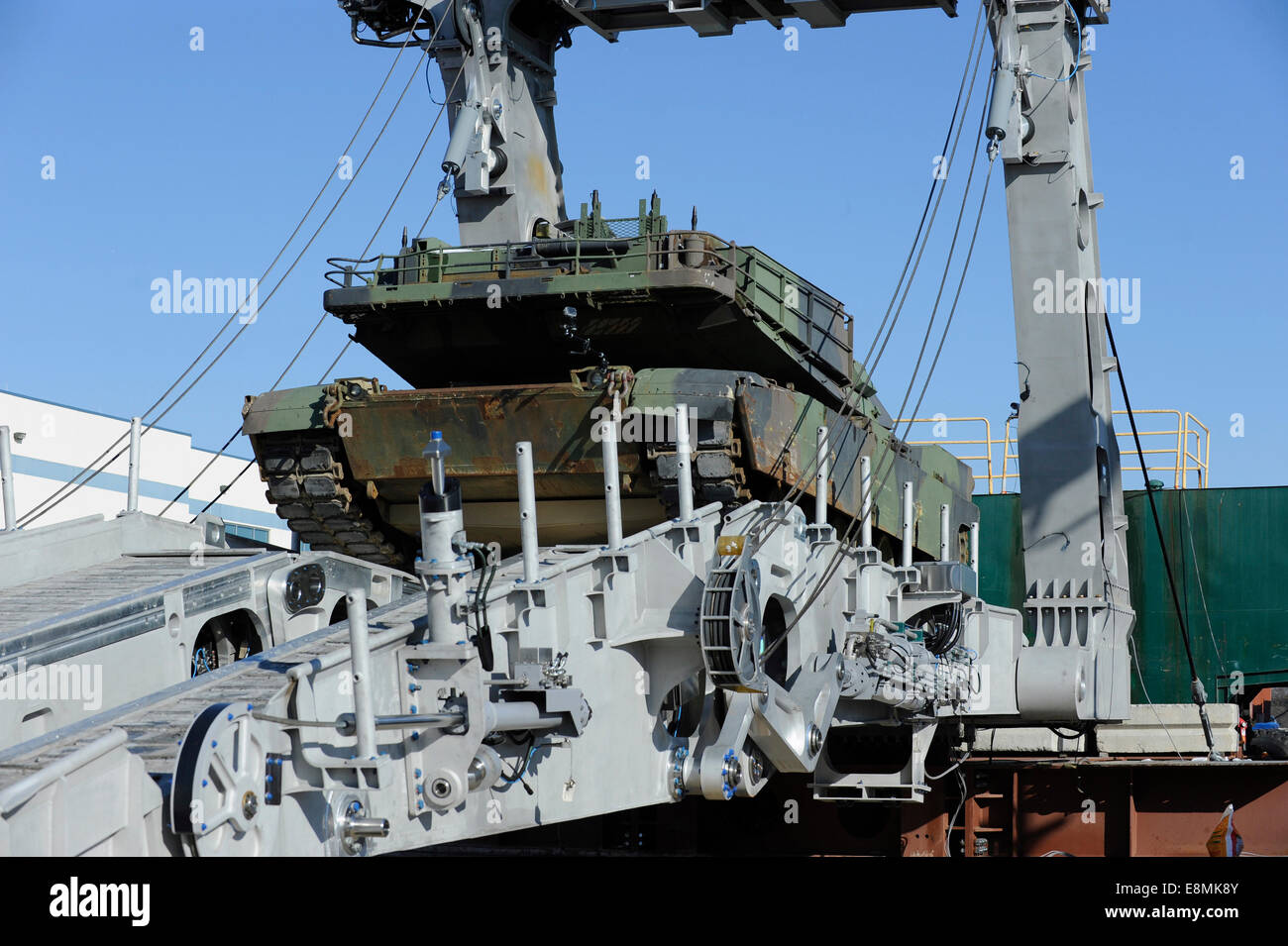 12. Dezember 2013 - tank ein M1A1 Abrams Laufwerke über eine erweiterte leichte Rampe während einer Office of Naval Research demonstrati Stockfoto 12. Dezember 2013 - tank ein M1A1 Abrams Laufwerke über eine erweiterte leichte Rampe während einer Office of Naval Research demonstrati Stockfoto