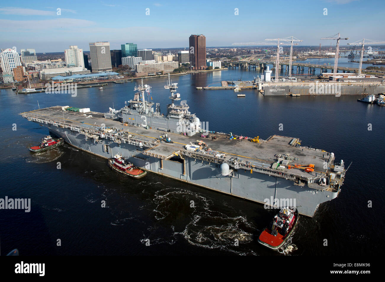 Norfolk, Virginia, 16. Dezember 2013 - Schlepper Stellung der amphibischen Angriff Schiff USS Kearsarge (LHD-3) BAE Systeme eingeben Stockfoto