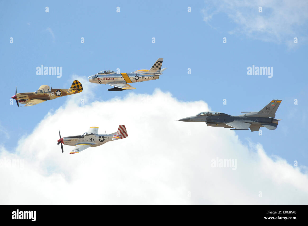 2. März 2014 - schließt sich ein f-16 Fighting Falcon in Formation mit einem p-40 Warhawk (vorne), p-51 Mustang (unten) und eine f-86 Sabre Stockfoto