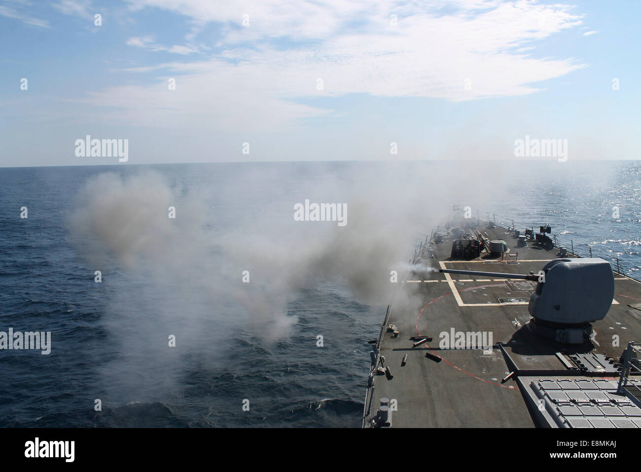 Atlantik, 9. März 2014 - Mark 45 5"/ 54-Kaliber leichte Kanone feuert 10 Runden im Rahmen einer Pre-Action Kalibrierung f Stockfoto