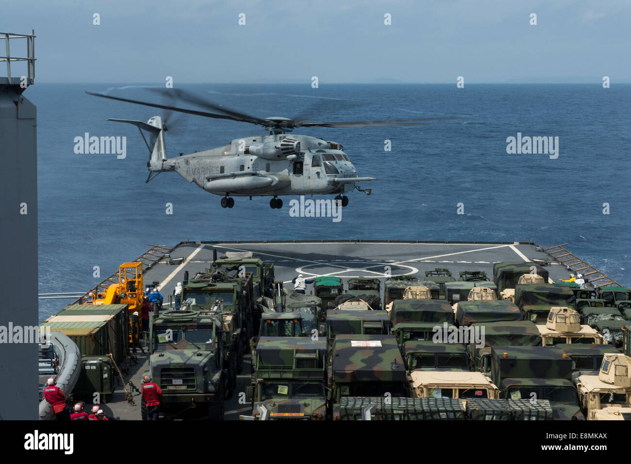 East China Sea, 18. März 2014 - bereitet ein CH-53E Super Stallion-Hubschrauber landen auf dem Flugdeck der Whidbey Insel-cl Stockfoto
