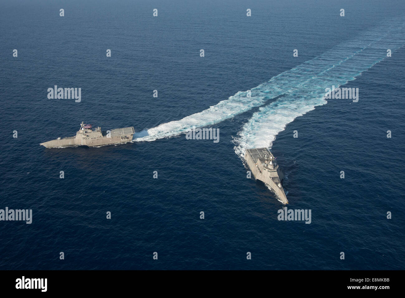 Pazifik, 23. April 2014 - littoral Combat Schiffe USS Independence (LCS-2), links, und USS Coronado (LCS-4) sind im Gange Stockfoto