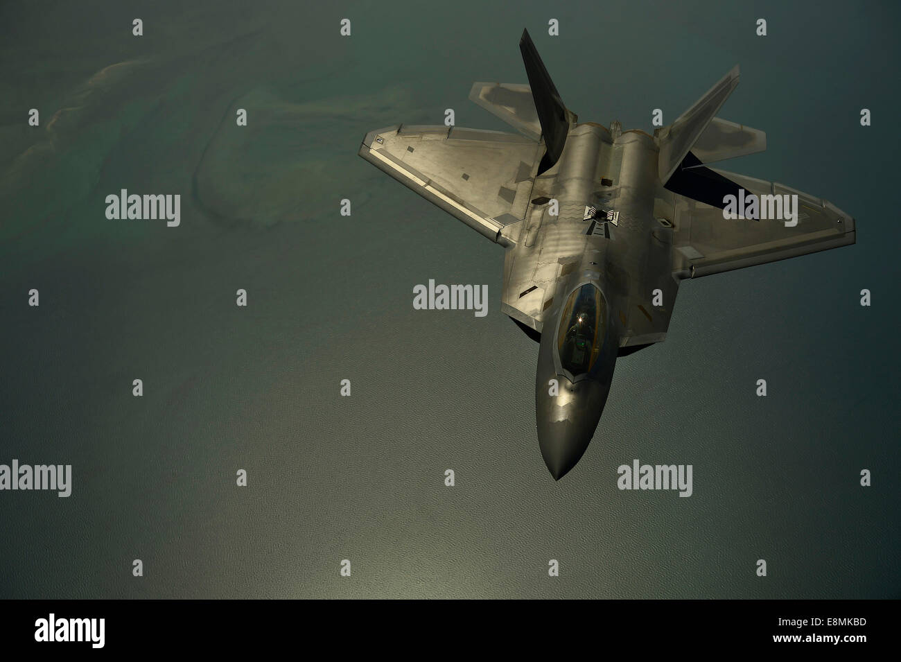 25. April 2014 - fliegt A US Air Force f-22 Raptor, nachdem sein in der Luft über den US Central Command verantwort betankt Stockfoto