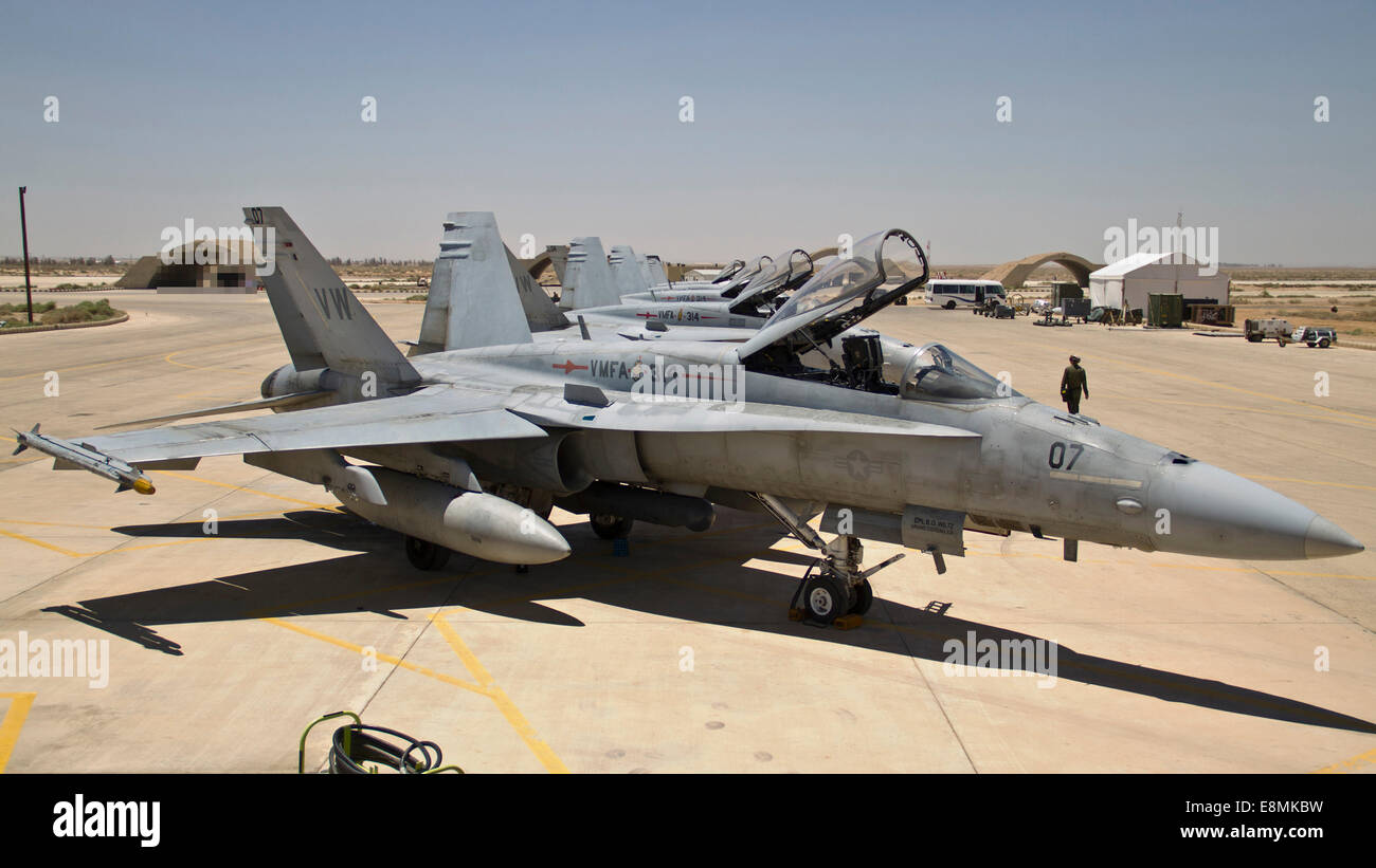 Eine Reihe von US-Marinekorps f-18 Hornets warten nach dem Flug Wartung während der Übung Eager Lion auf einem Militärflugplatz im nördlichen Jord Stockfoto