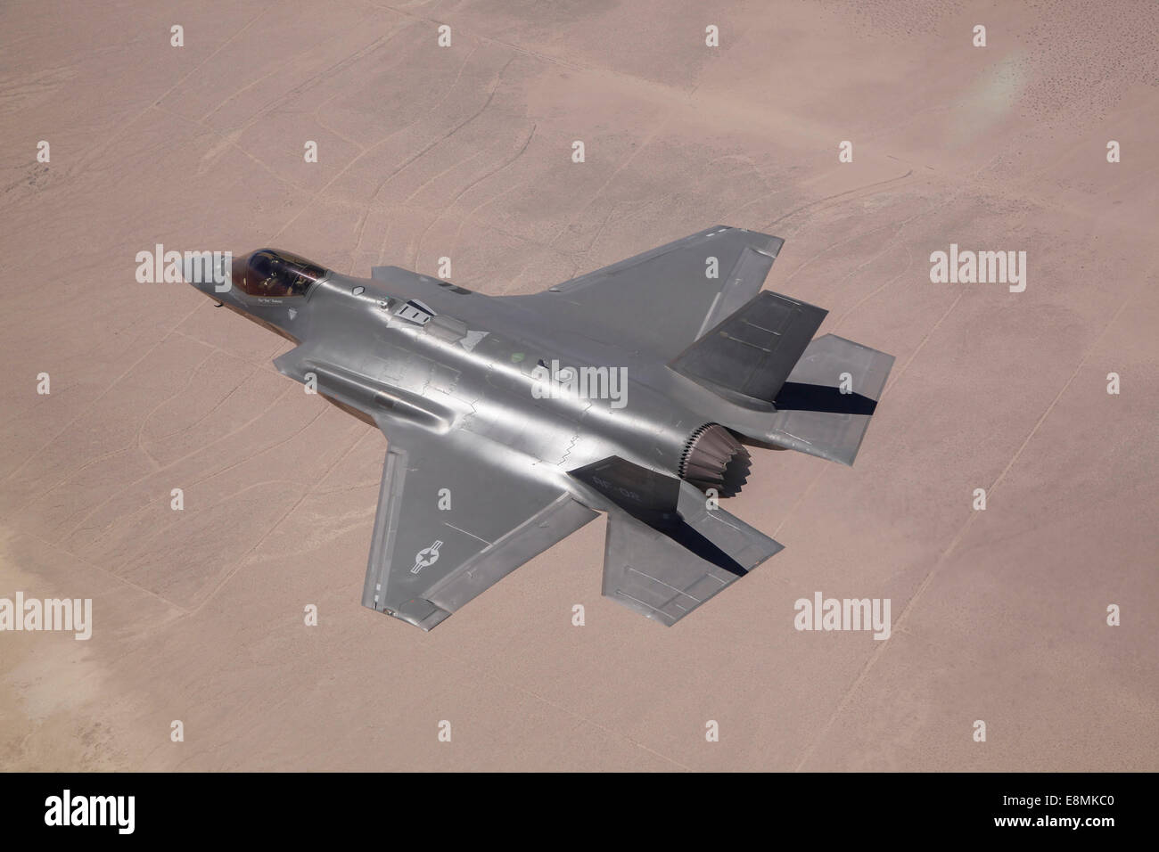 11. Juni 2014 - fliegt An AF-2, die zweite Produktion f-35 Lightning II der US Air Force über Edwards Air Force Base, Kalifornien Stockfoto