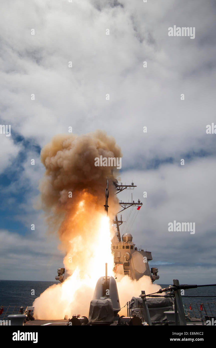 Pazifik, 19. Juni 2014 - geführte Flugkörper Zerstörer der Arleigh-Burke-Klasse USS John Paul Jones (DDG-53) startet einen Standard Stockfoto