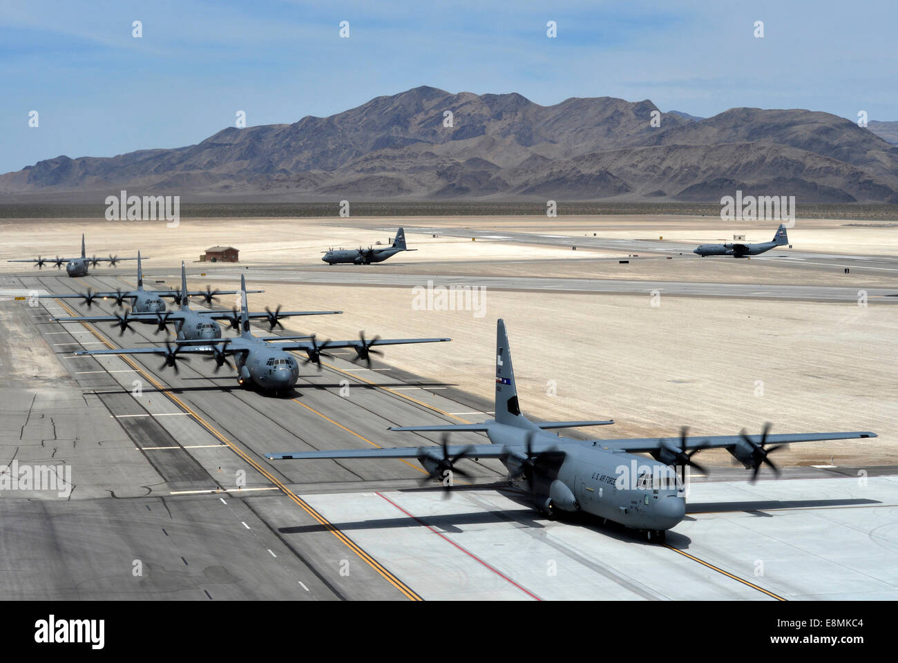 21. Juni 2014 - sieben C-130J Super Hercules Taxi nach der Landung während der gemeinsamen gewaltsame Eintrag Übung auf Creech Air Force Base Stockfoto