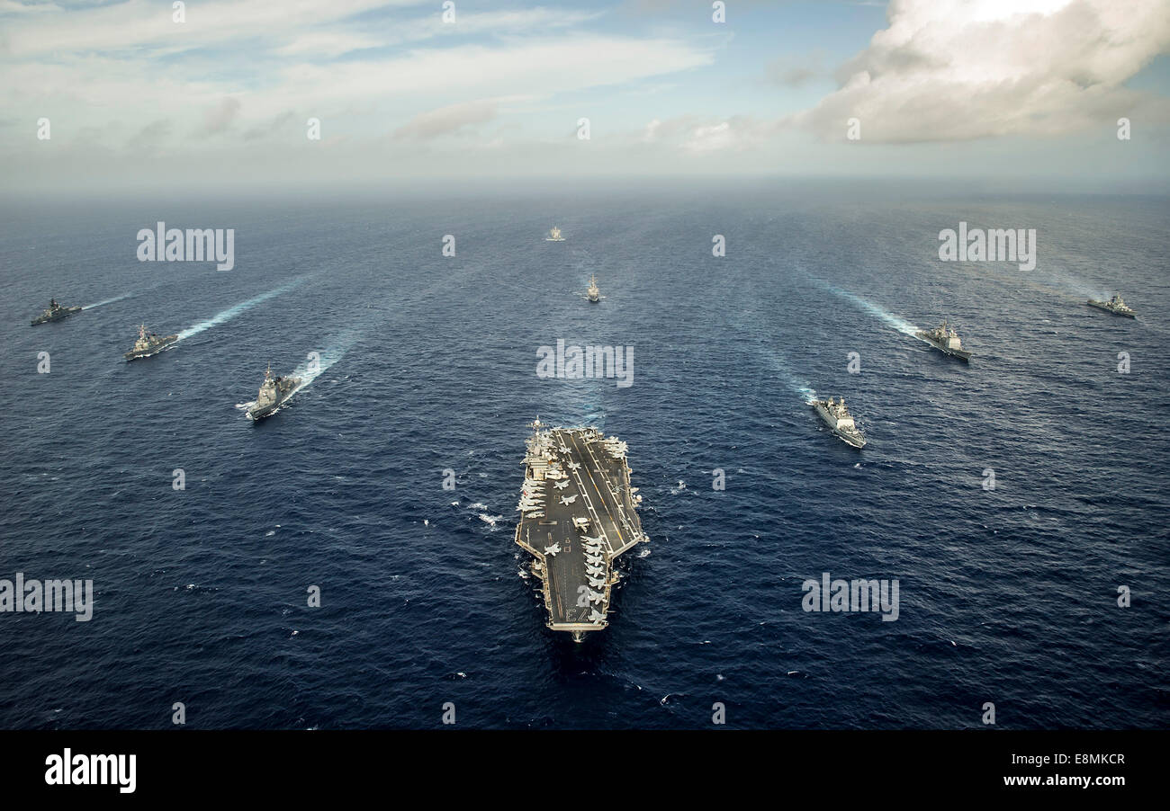 Gewässern östlich von Okinawa, 30. Juli 2014 - Flugzeugträger USS George Washington (CVN-73) und Schiffen aus der US-Marine, die In Stockfoto