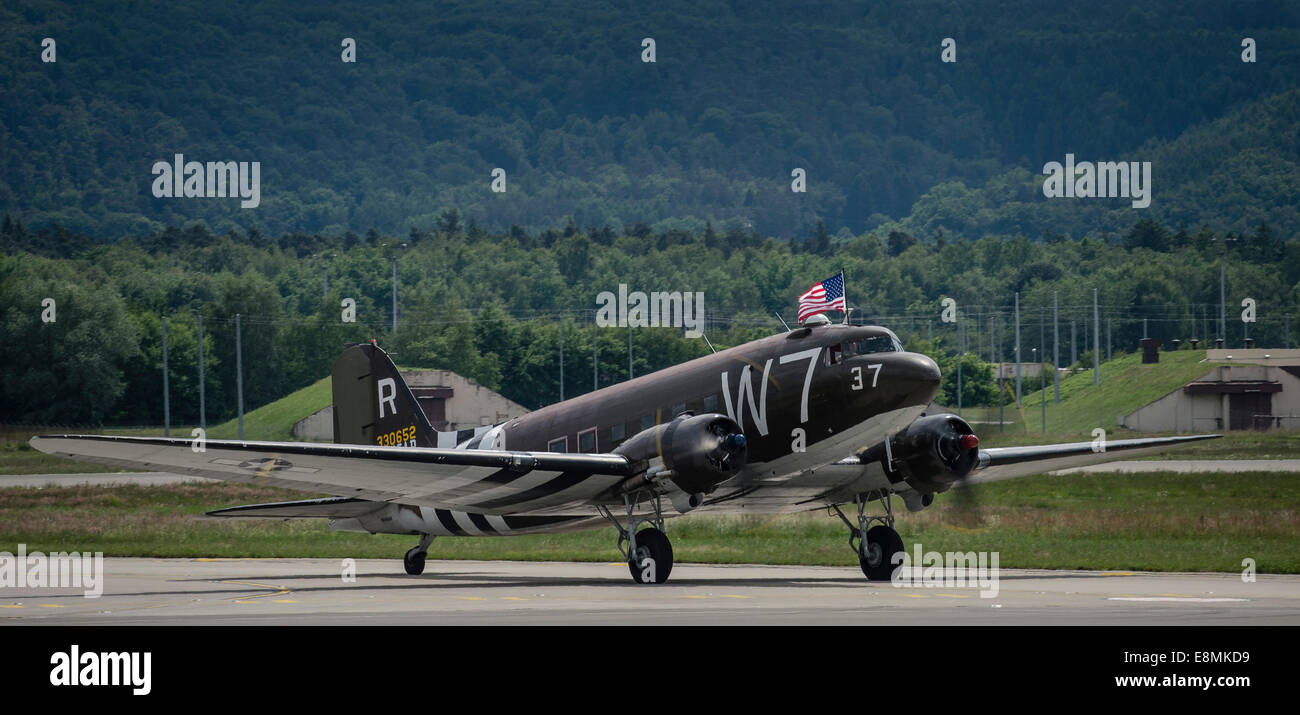 26. Mai 2014 - landet A US Luftwaffe c-47 Skytrain Flugzeug auf der Ramstein Air Base, Deutschland, bevor Sie sich in die Normandie, Frankreich, Stockfoto