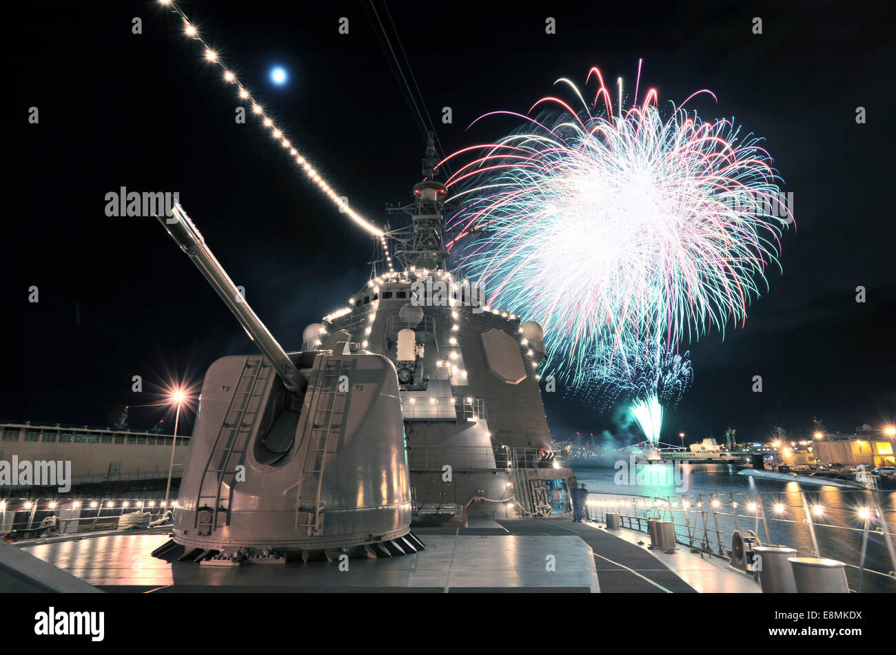 4. Juli 2014 - erleuchten Feuerwerk den Himmel hinter den japanischen Maritime Self-Defense Force Lenkwaffenzerstörer JS Kirishima Stockfoto