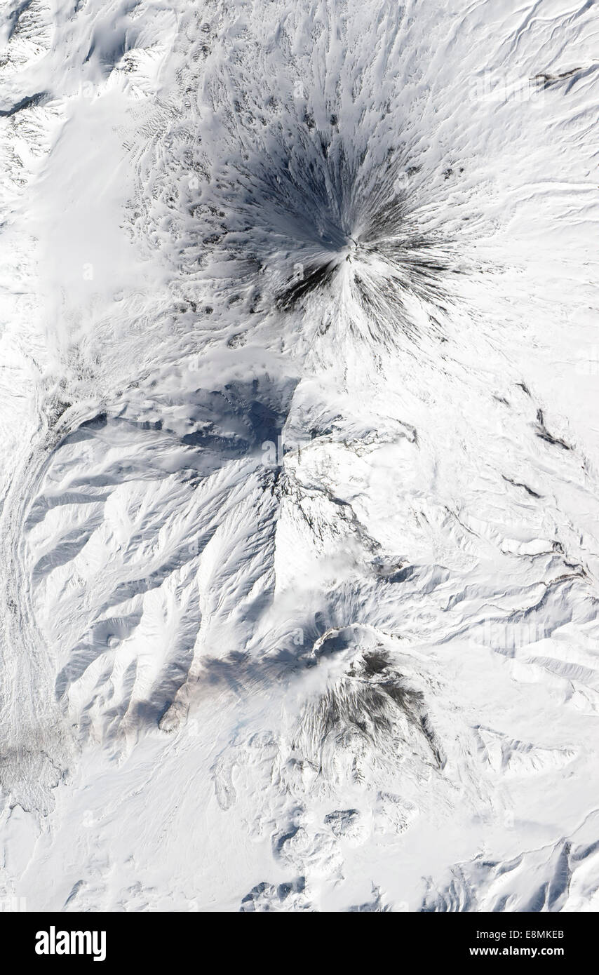 5. April 2013 - strahlt Bezymianny Vulkan eine Wolke aus Dampf und anderen vulkanischen Gasen aus seiner großen und wachsenden Lava-Dome. Es ist o Stockfoto