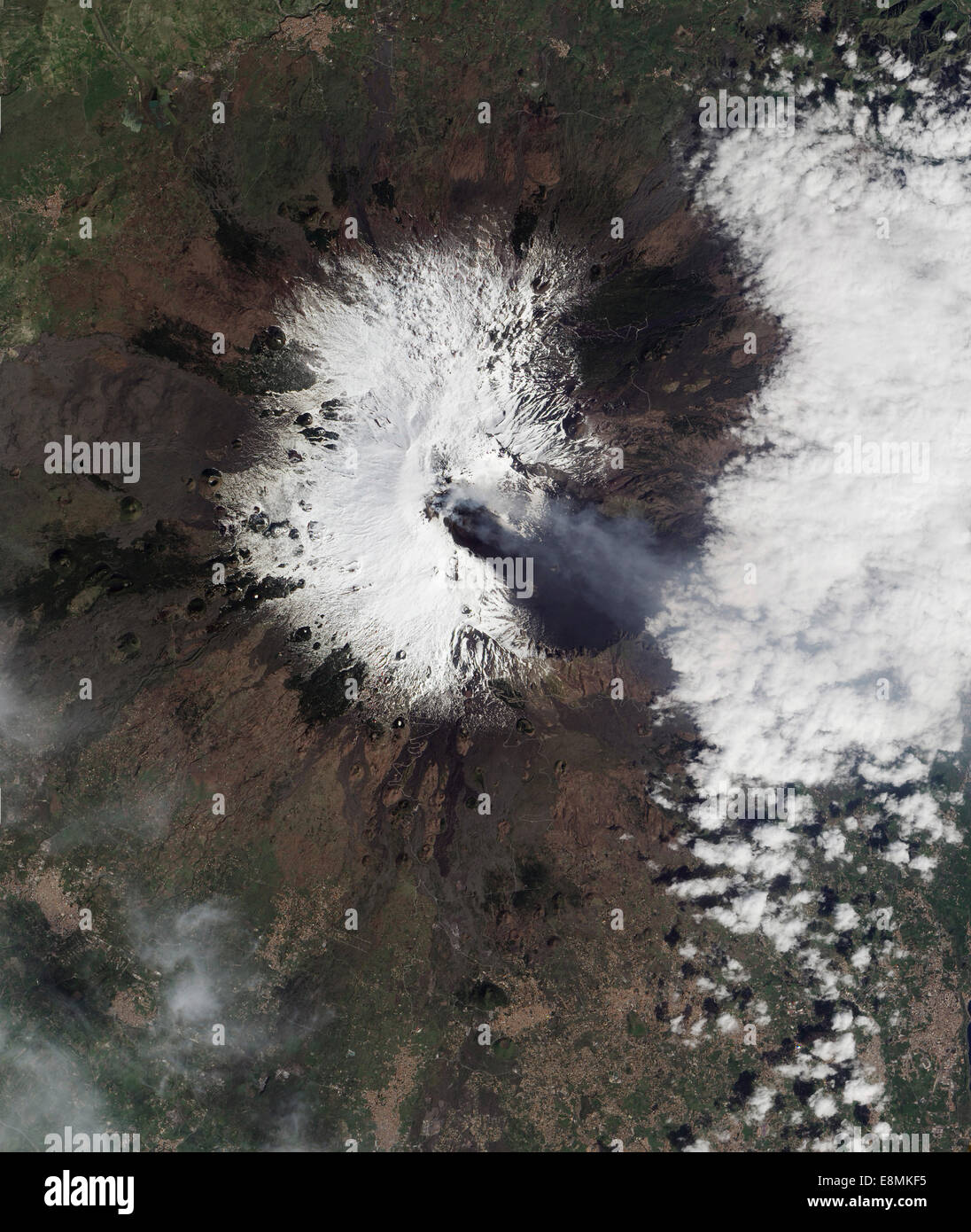 23. März 2013 - stream Gas und Asche aus mehreren Kratern am Ätna Siziliens. Dunkle Lava, Asche, Asche und Lapilli (Dichte Vol. Stockfoto