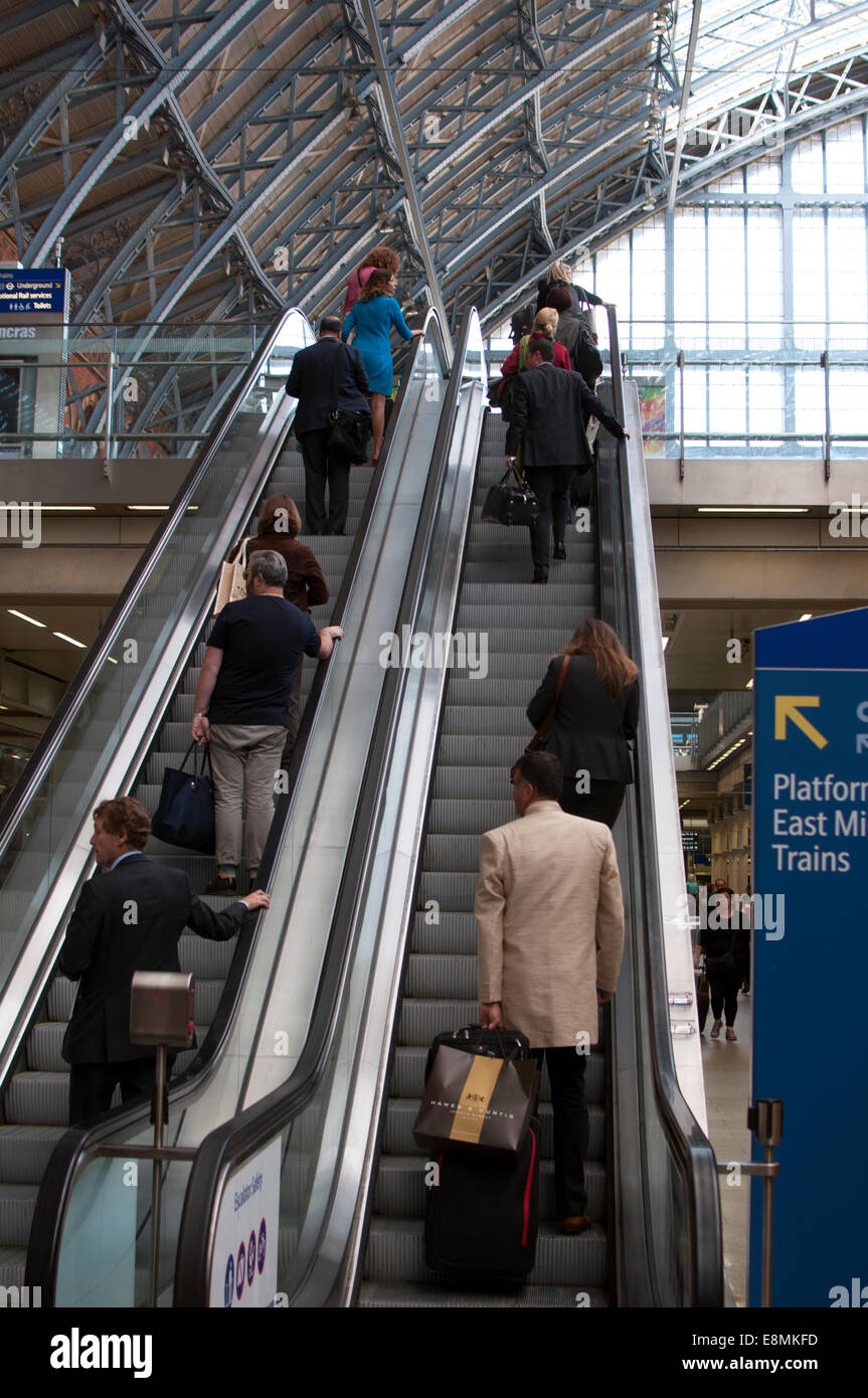 Fahrtreppen in St. Pancras International Station, London, UK Stockfoto
