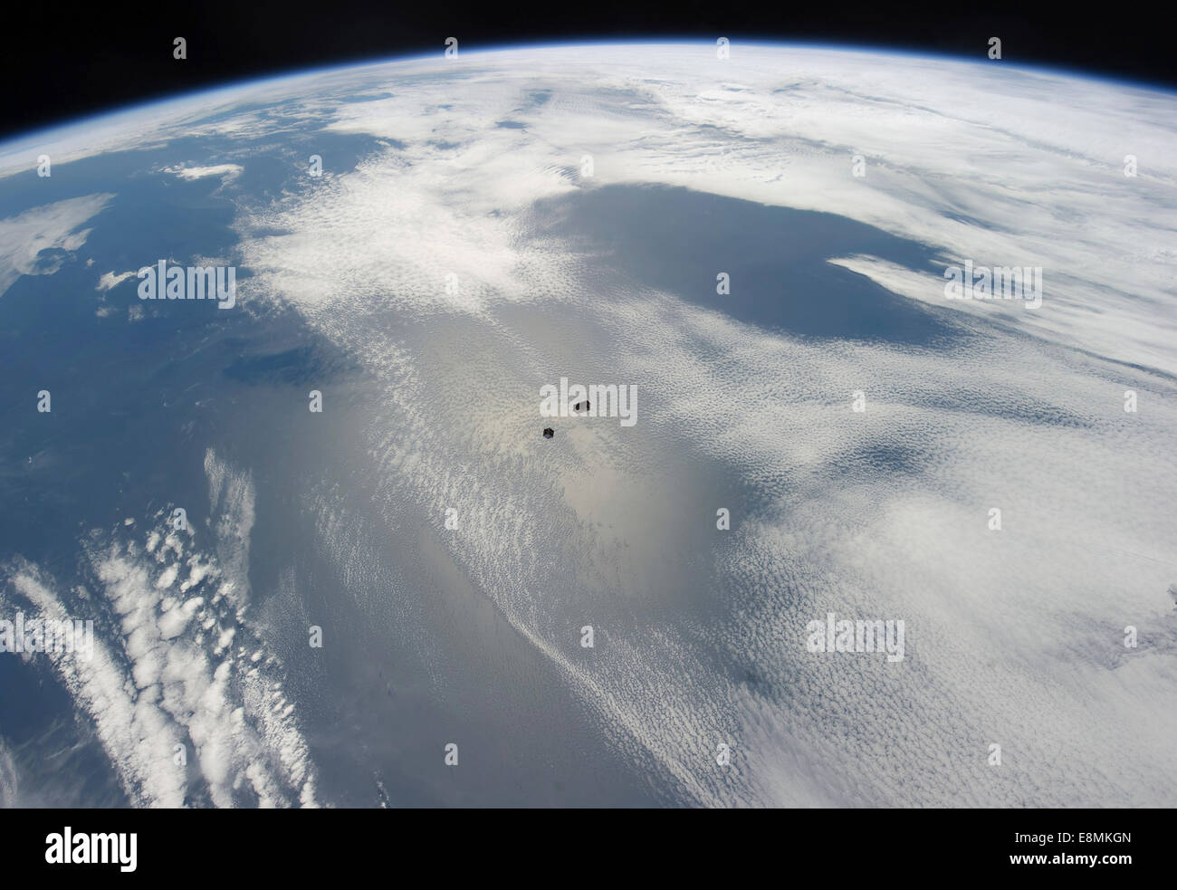 4. Oktober 2012 - mehrere winzigen Satelliten-Backdropped von einem blau-weißen Teil der Erde. Stockfoto