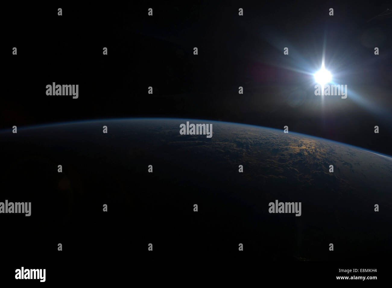 2. Juni 2013 - Blick aus dem Weltall auf den Sonnenuntergang über der Erde Horizont. Stockfoto